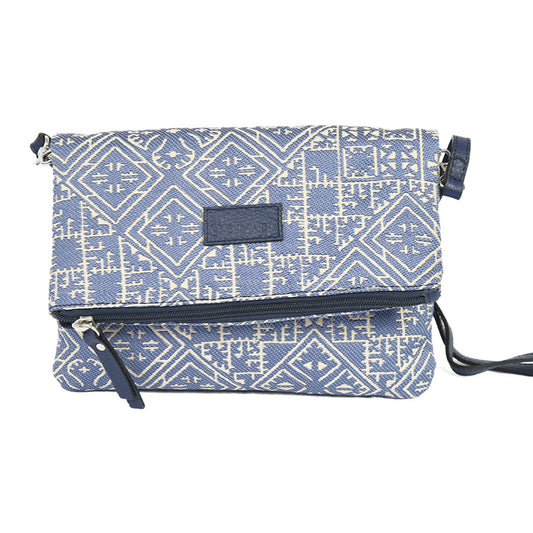 Sac bandoulière bleu en tissu marocain tissé, ornée d’un motif géométrique inspiré des broderies traditionnelles de Fès, avec fermeture zippée et finitions en cuir, création exclusive Biyadi Collection fabriquée au Maroc.