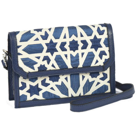 Sac bandoulière Zellij bleu marine en tissu marocain tissé avec motif géométrique inspiré du zellige, finitions cuir bleu et bandoulière amovible.