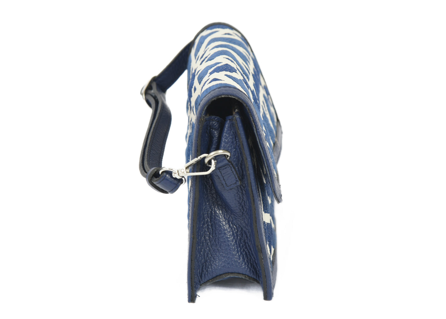 Vue latérale d’un sac bandoulière Zellij bleu marine en tissu marocain tissé, avec soufflet structuré, finitions bleu marine et attache métallique argentée.