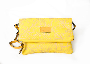 Sac bandoulière jaune en tissu marocain tissé, ornée d’un motif géométrique inspiré des broderies traditionnelles de Fès, avec fermeture zippée et finitions en cuir, création exclusive Biyadi Collection fabriquée au Maroc.