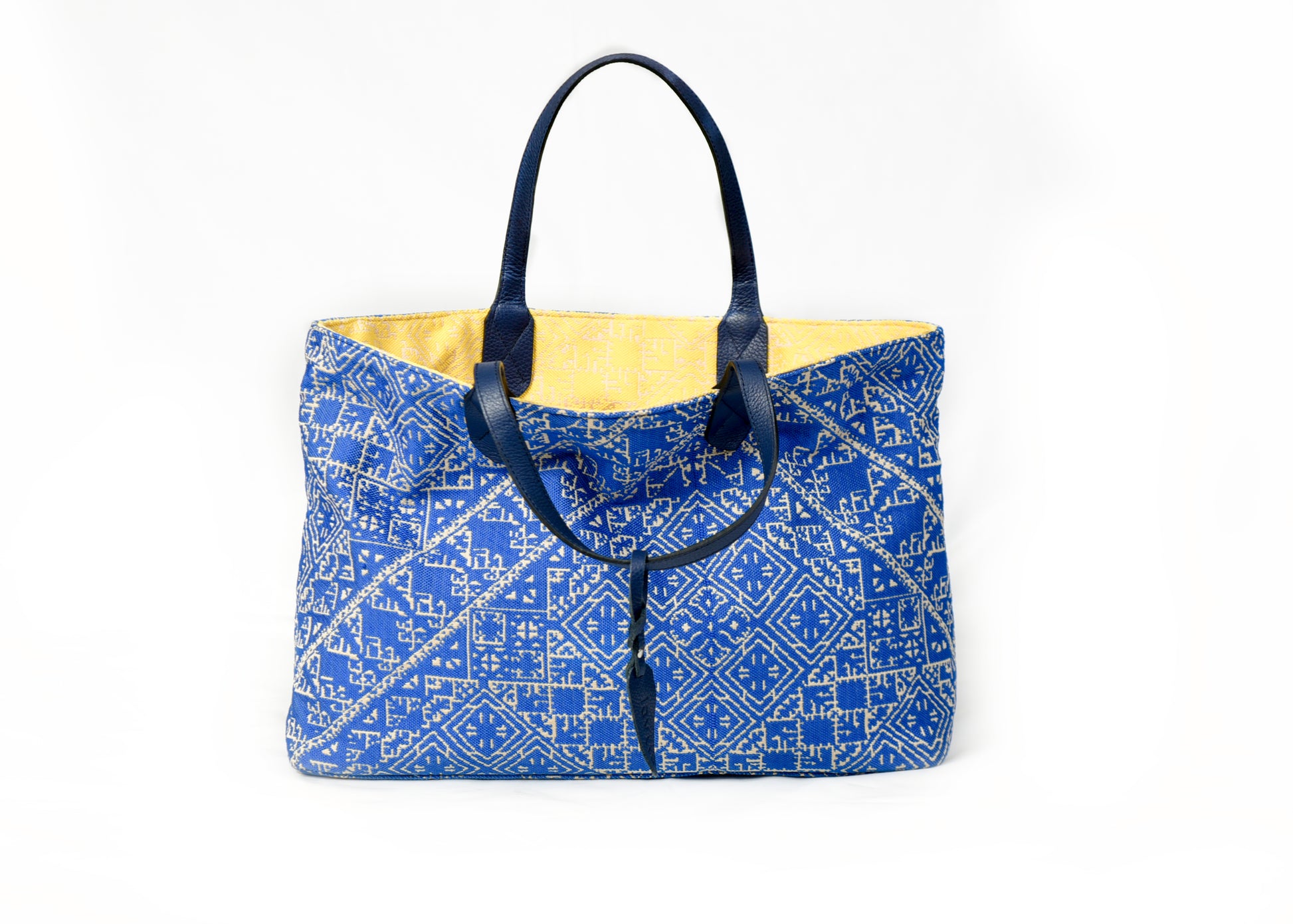 Sac cabas réversible bleu cobalt et jaune en tissu marocain tissé (tarz) , pouvant être porté des deux côtés pour offrir deux styles différents.