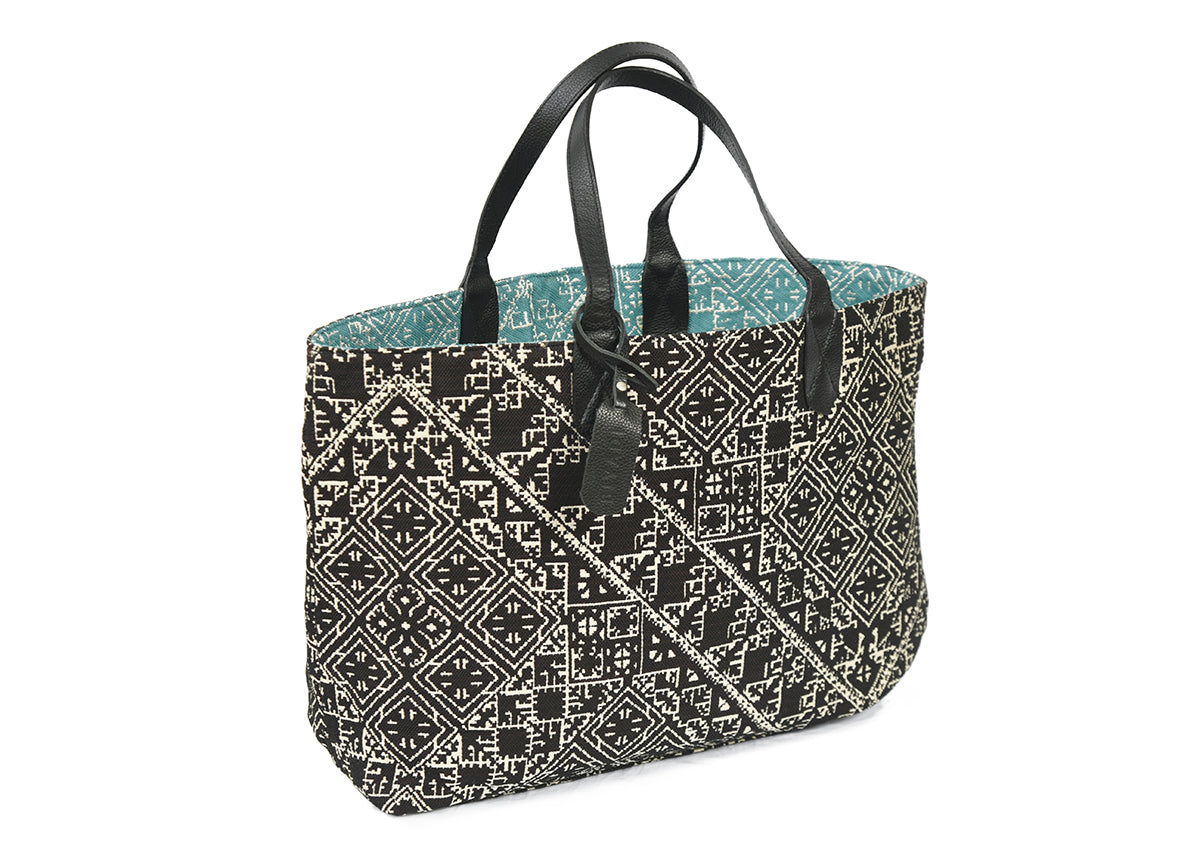 Sac cabas réversible noir et bleu  en tissu marocain tissé (tarz) , pouvant être porté des deux côtés pour offrir deux styles différents.