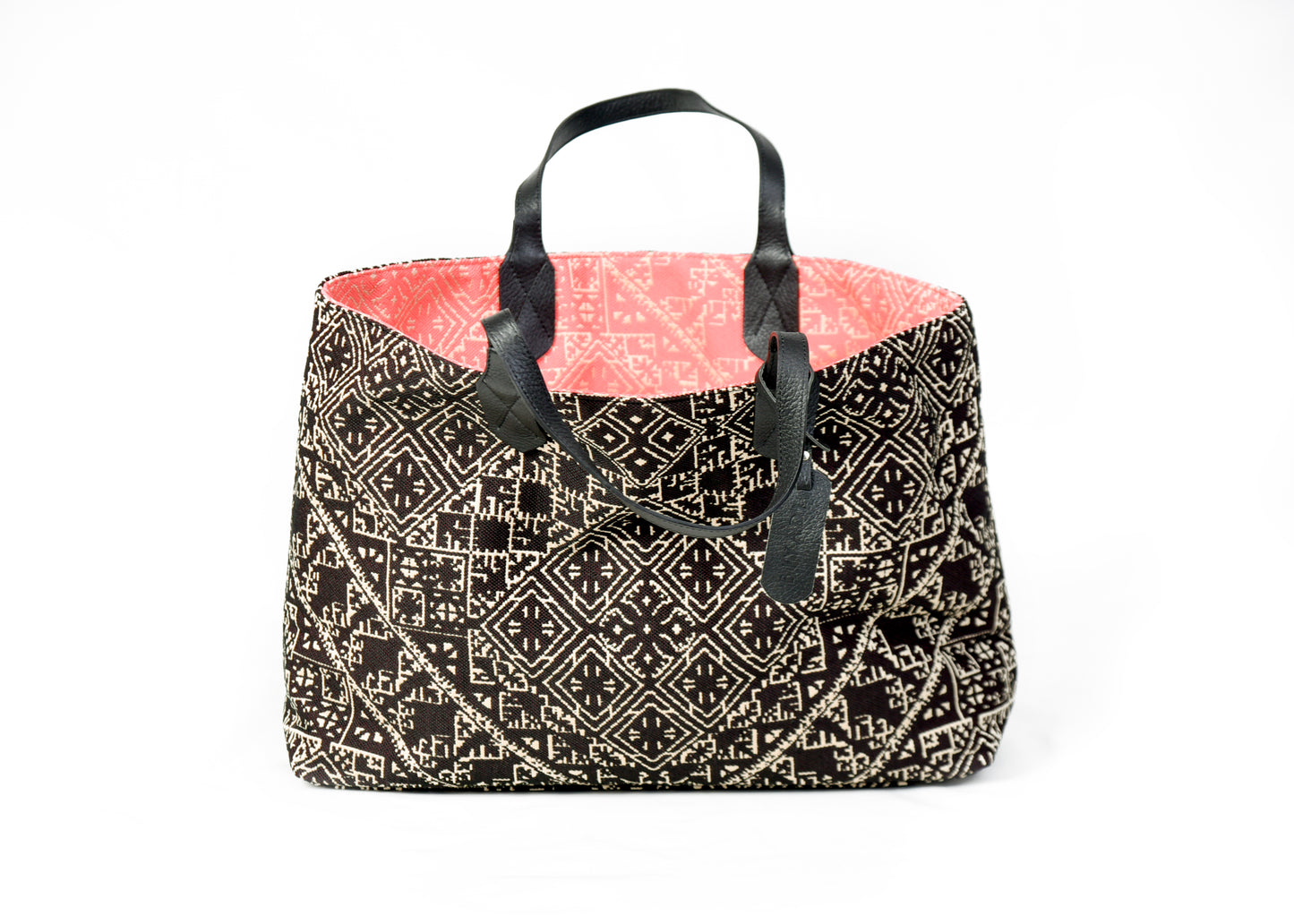Sac cabas réversible noir et corail en tissu marocain tissé (tarz) , pouvant être porté des deux côtés pour offrir deux styles différents.