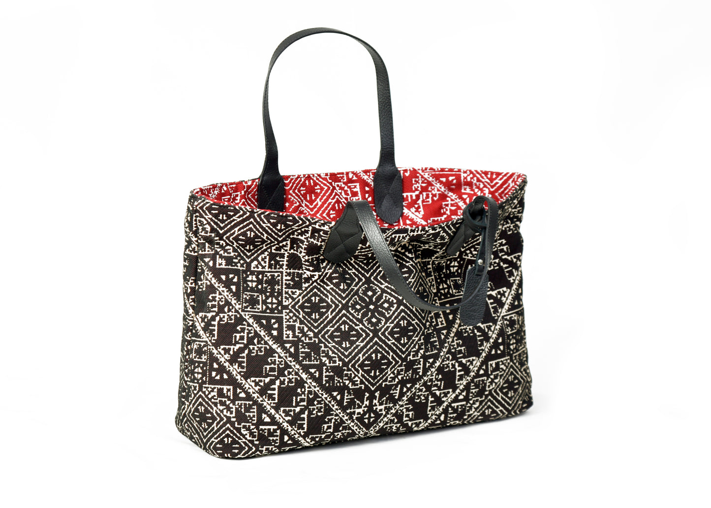 Sac cabas réversible noir et rouge en tissu marocain tissé (tarz) , pouvant être porté des deux côtés pour offrir deux styles différents.