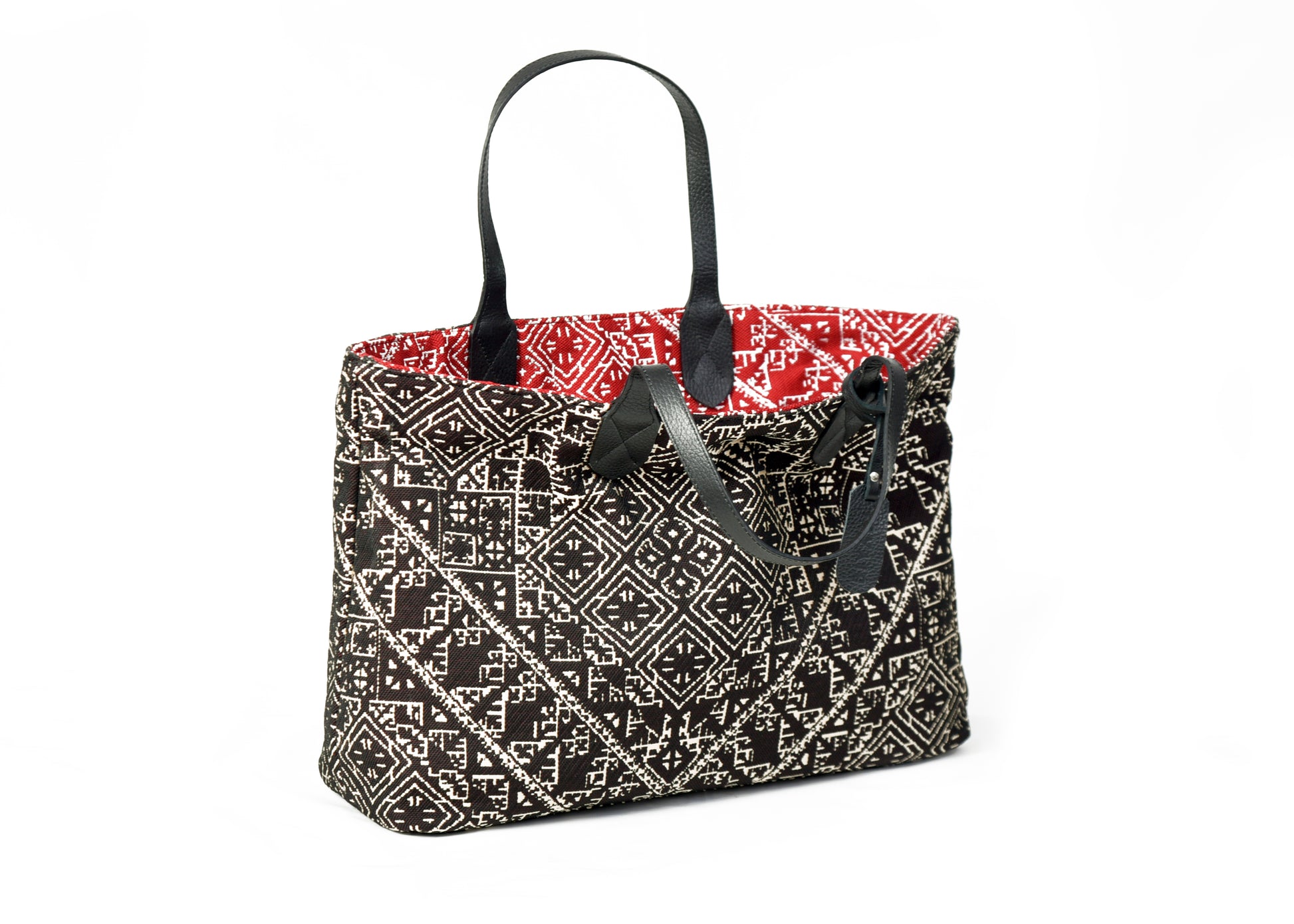 Sac cabas réversible noir et rouge en tissu marocain tissé (tarz) , pouvant être porté des deux côtés pour offrir deux styles différents.