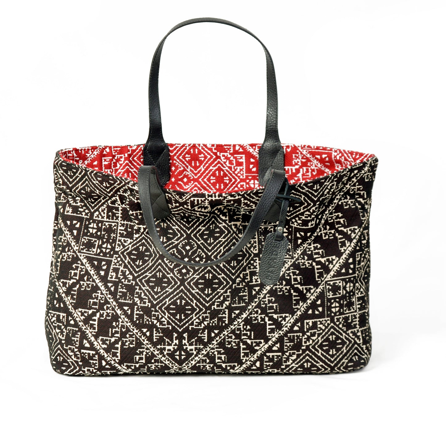 Sac cabas réversible noir et rouge en tissu marocain tissé (tarz) , pouvant être porté des deux côtés pour offrir deux styles différents.