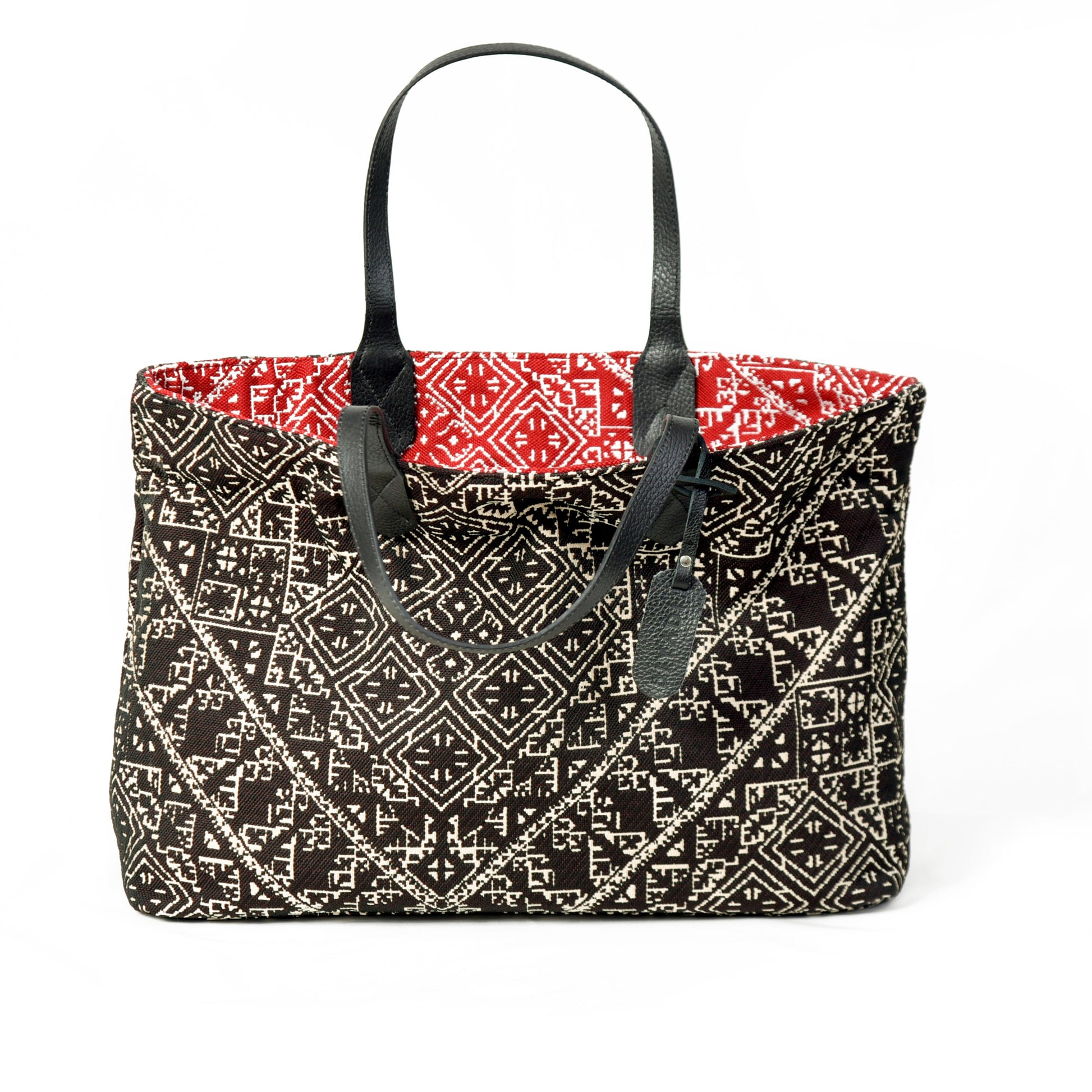 Sac cabas réversible noir et rouge en tissu marocain tissé (tarz) , pouvant être porté des deux côtés pour offrir deux styles différents.