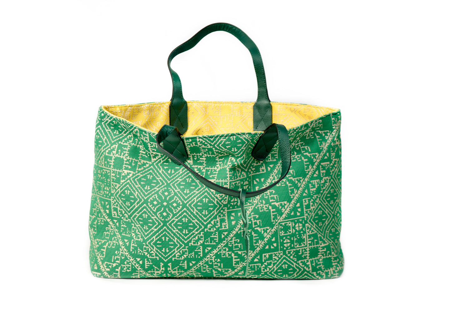 Sac cabas réversible vert et jaune en tissu marocain tissé (tarz) , pouvant être porté des deux côtés pour offrir deux styles différents.