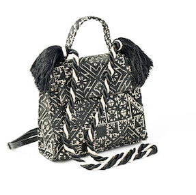Sac à main noir et écru en tissu marocain tissé avec anses tressées, pompons en cuir et bandoulière amovible.