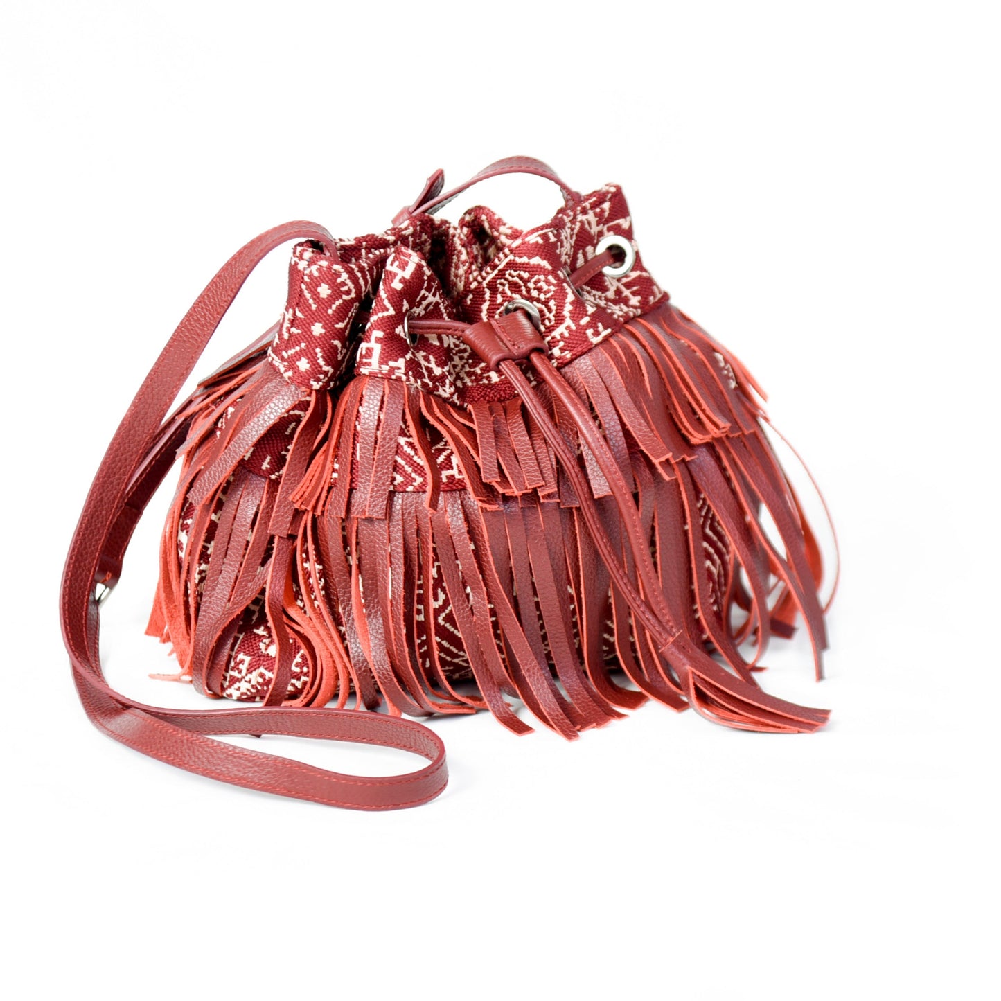 Sac seau à franges bordeau en tissu marocain  tissé au Maroc avec finitions en cuir, création Biyadi Collection.