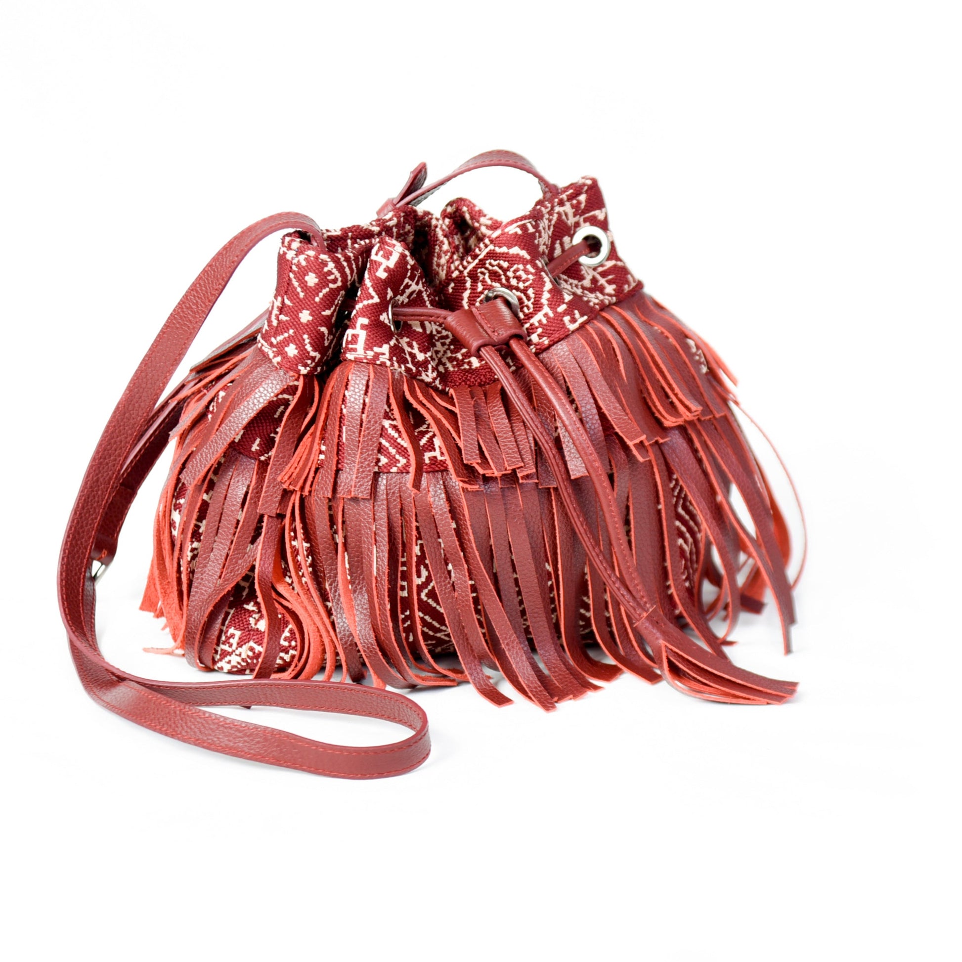 Sac seau à franges bordeau en tissu marocain  tissé au Maroc avec finitions en cuir, création Biyadi Collection.