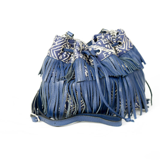 Sac seau à franges bleu en tissu marocain  tissé au Maroc avec finitions en cuir, création Biyadi Collection.