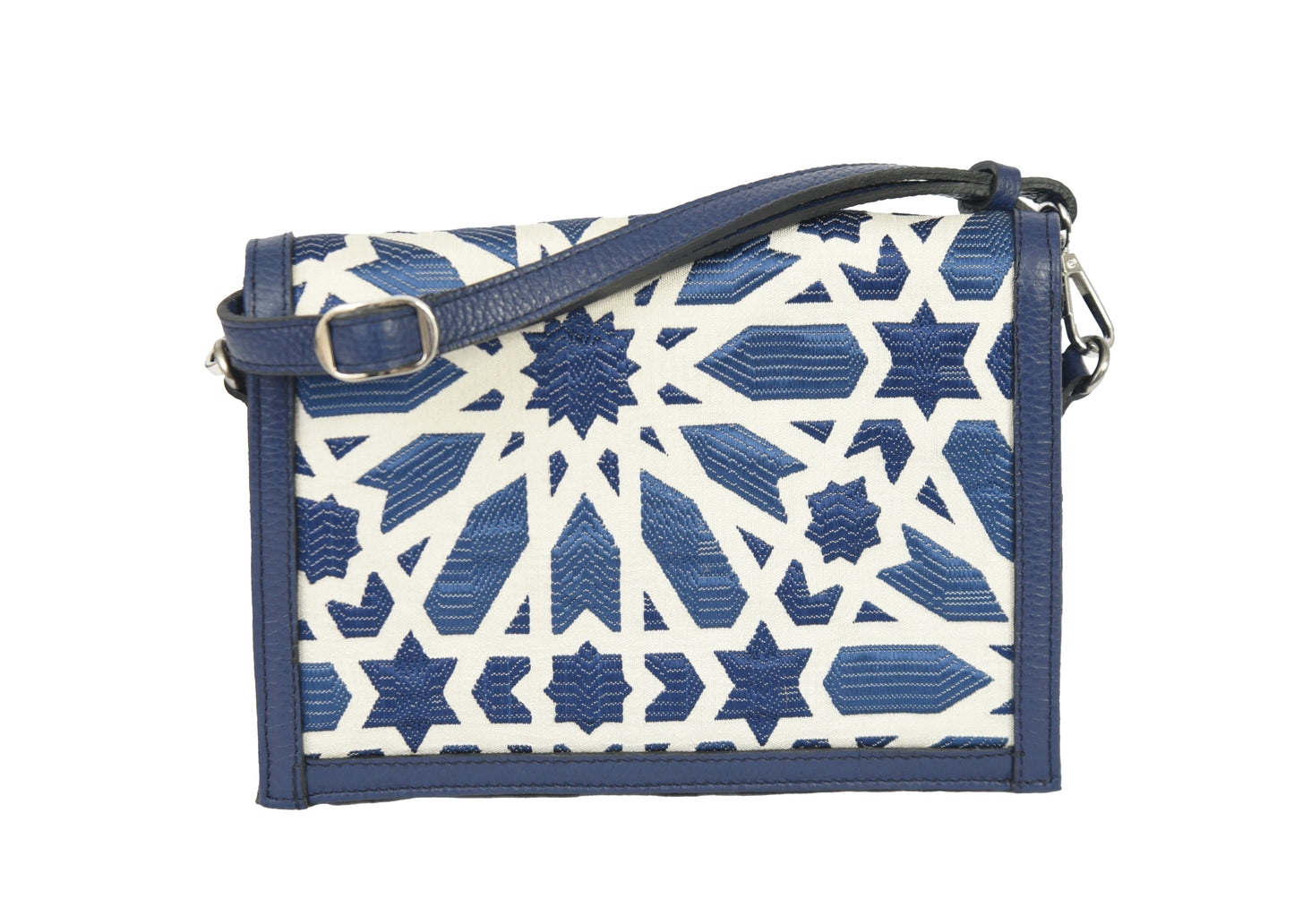 Vue arrière d’un sac bandoulière Zellij bleu et écru, en tissu marocain tissé avec motif géométrique inspiré des mosaïques marocaines et finitions en cuir 
bleu marine.