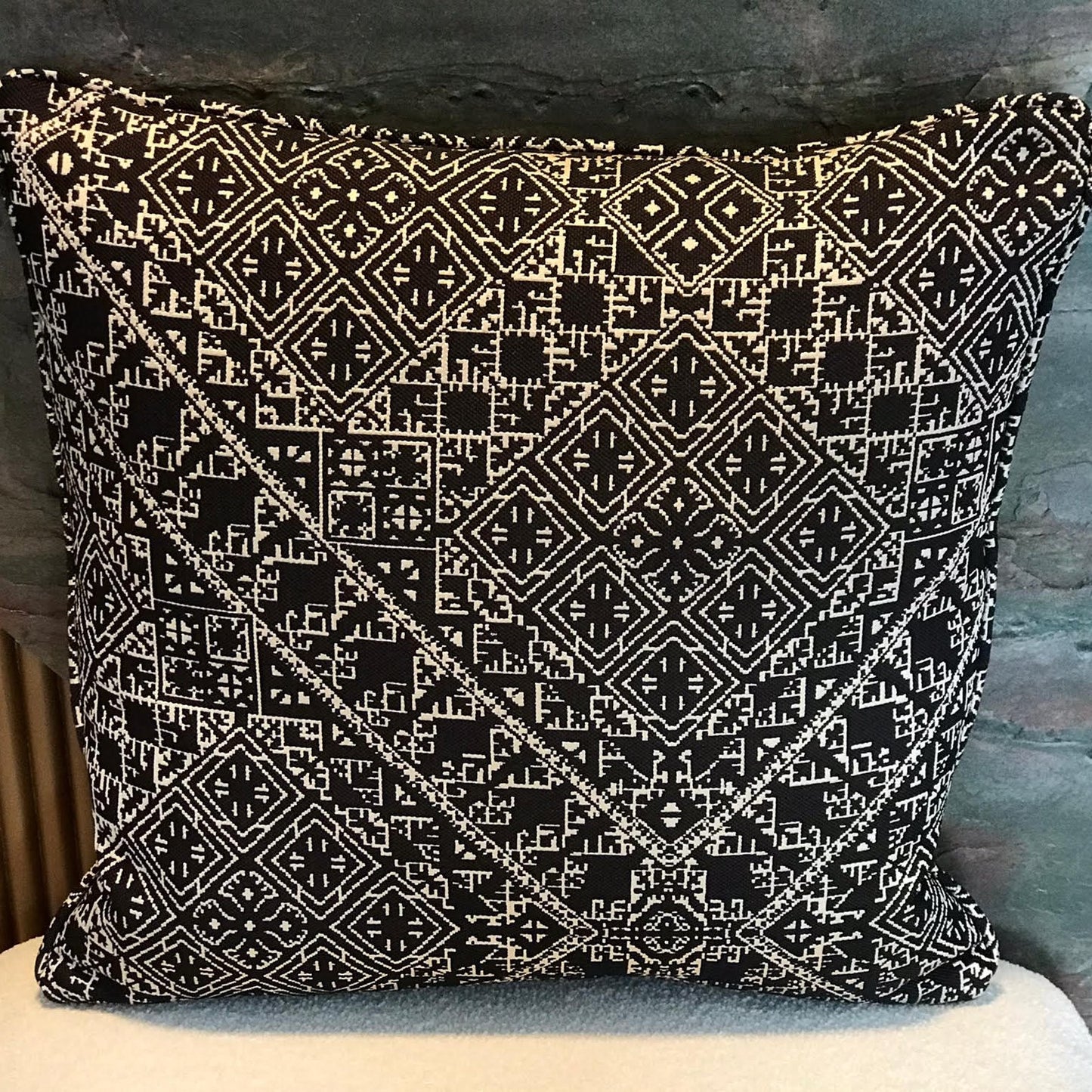 Coussin décoratif intemporel en tarz noir  50x50cm