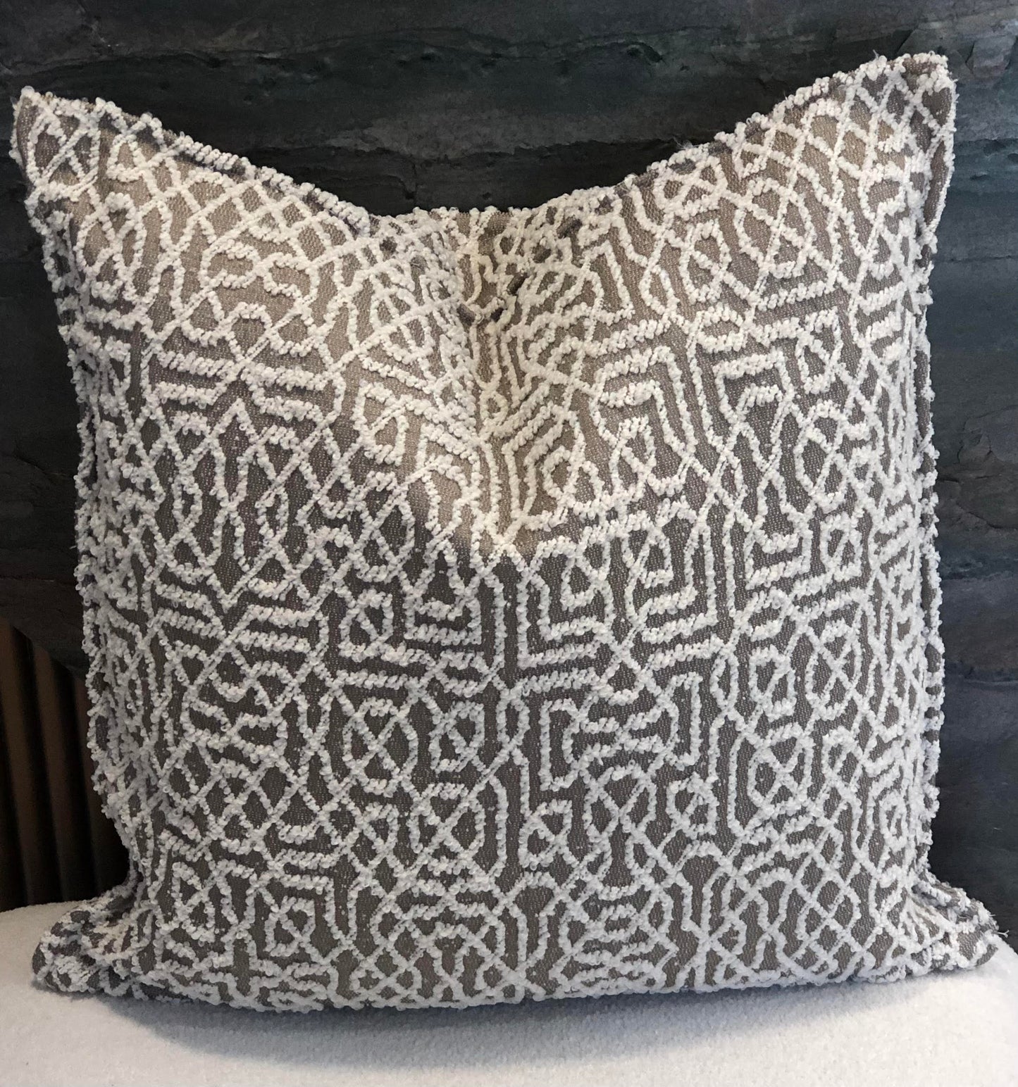 Coussin bouclette à motif taupe