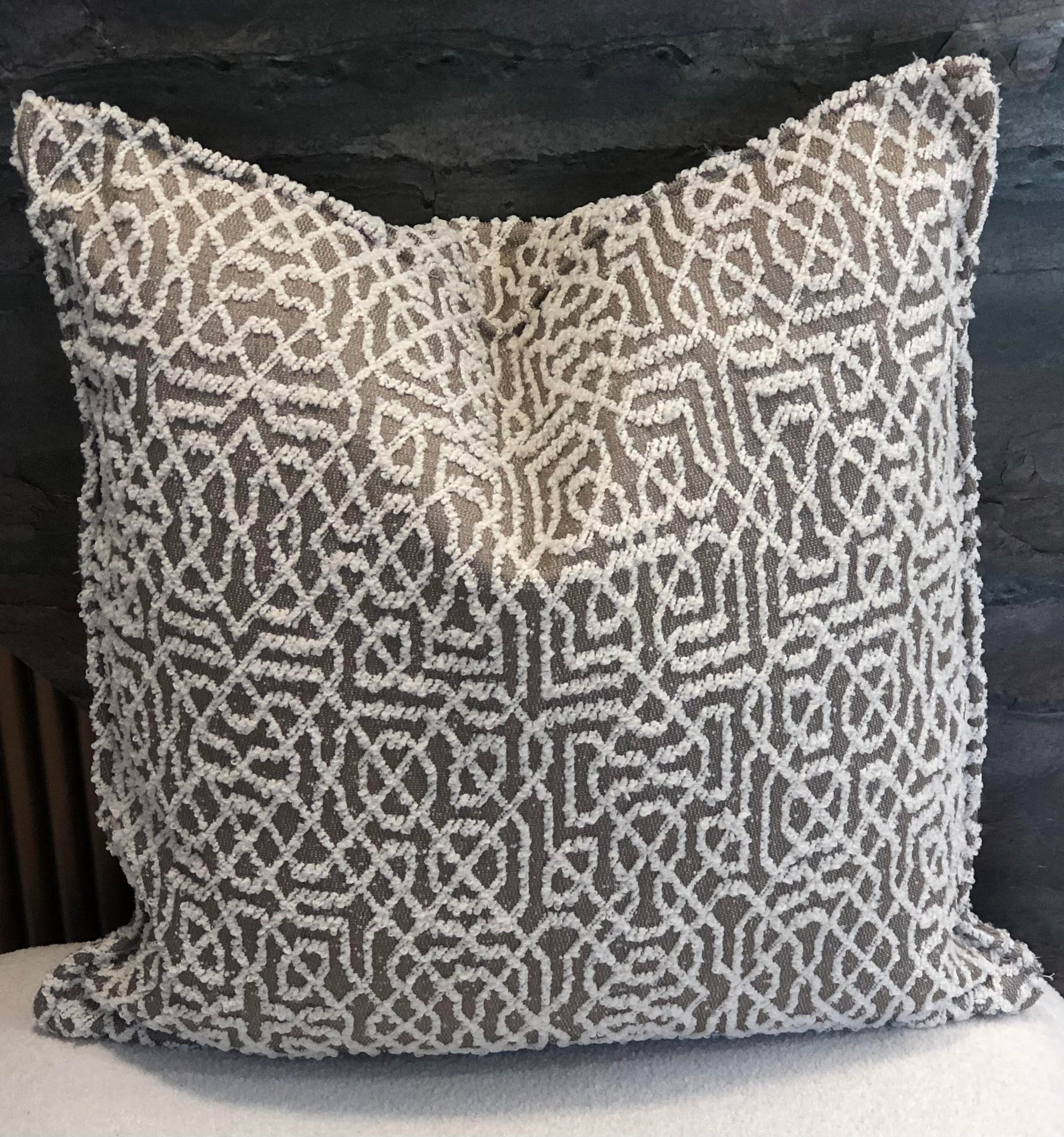 Coussin bouclette à motif taupe