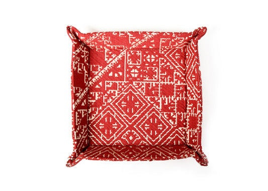 Vide-poche décoratif rouge en tissu tissé au Maroc, à motifs géométriques effet brodé, photographié sur fond blanc – Biyadi Collection.