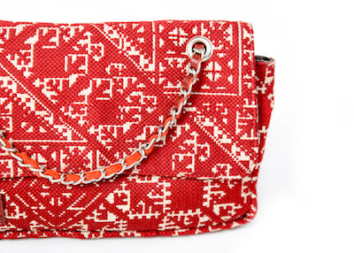 Détail du bandoulière en tissu marocain bordeaux à motif inspiré de la broderie de Fès avec chaîne métallique