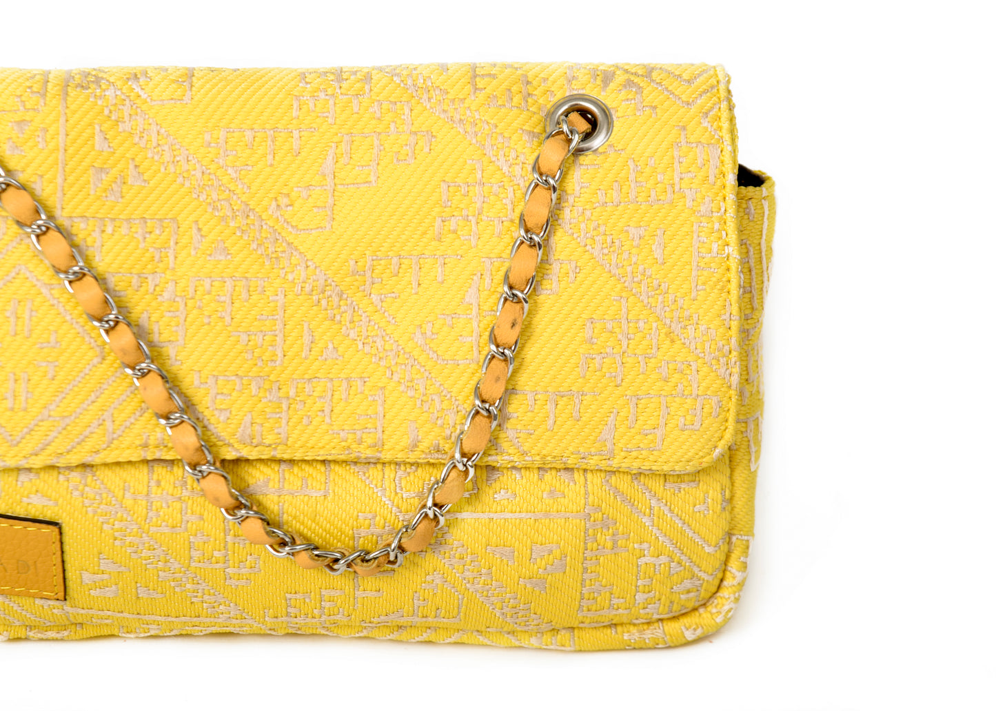 étail du bandoulière en tissu marocain jaune à motif inspiré de la broderie de Fès avec chaîne métallique